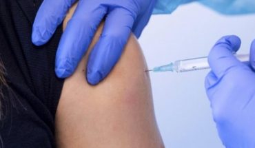 translated from Spanish: Woman is vaccinated with different doses in Argentina