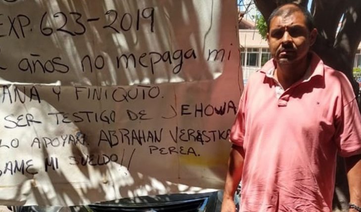 translated from Spanish: Worker protests in Administrative Unit in Los Mochis