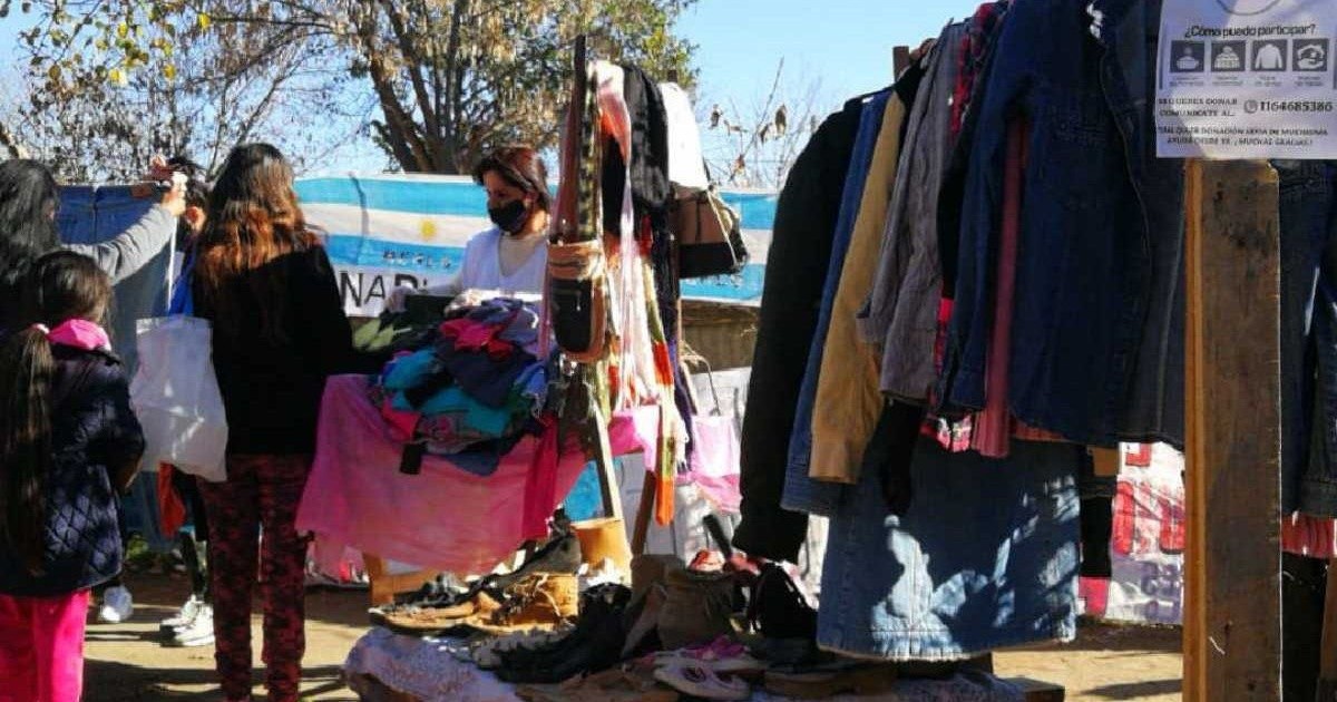 "A Ganarle Al Frío": reciben ropa de abrigo en el Obelisco hasta esta tarde