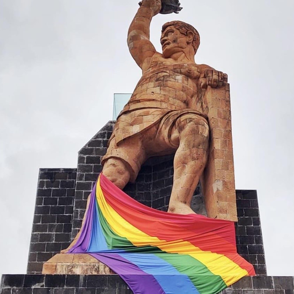 Adornan a El Pípila en Guanajuato con la bandera LGBT+