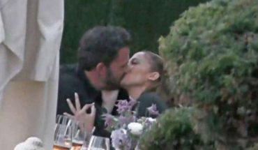 Amor oficial: captan a Jennifer López y Ben Affleck besándose