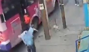 Camión arrastra a niño al quedar mamá atrapada con la puerta