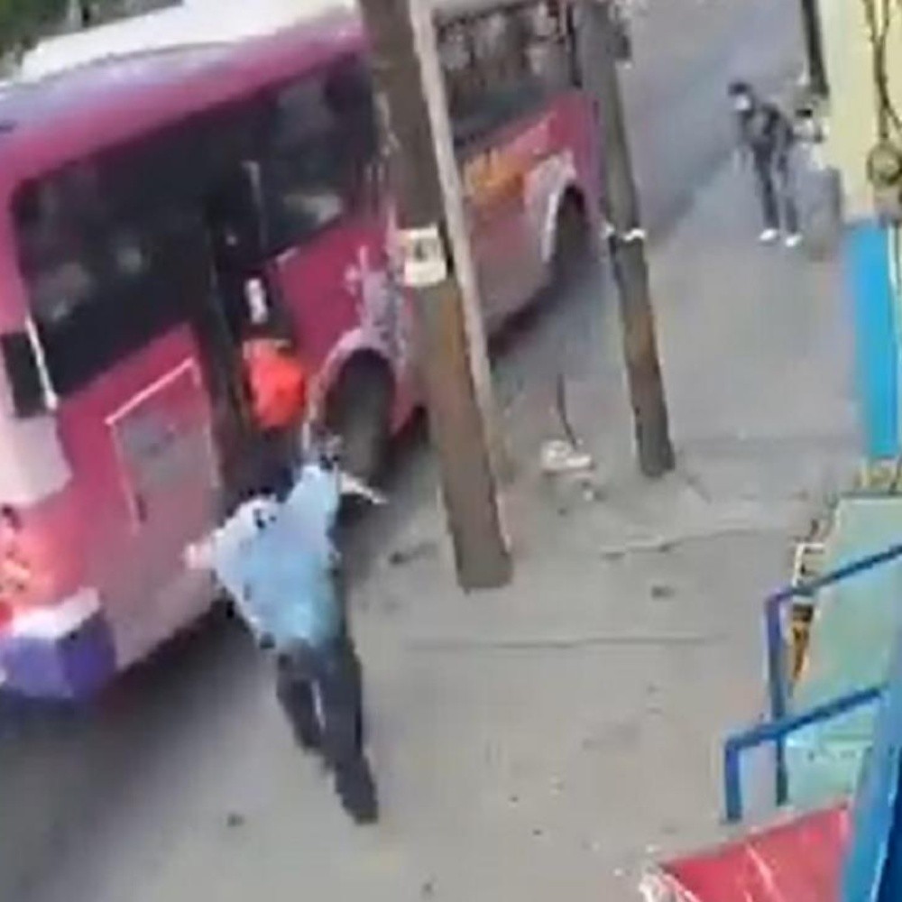 Camión arrastra a niño al quedar mamá atrapada con la puerta