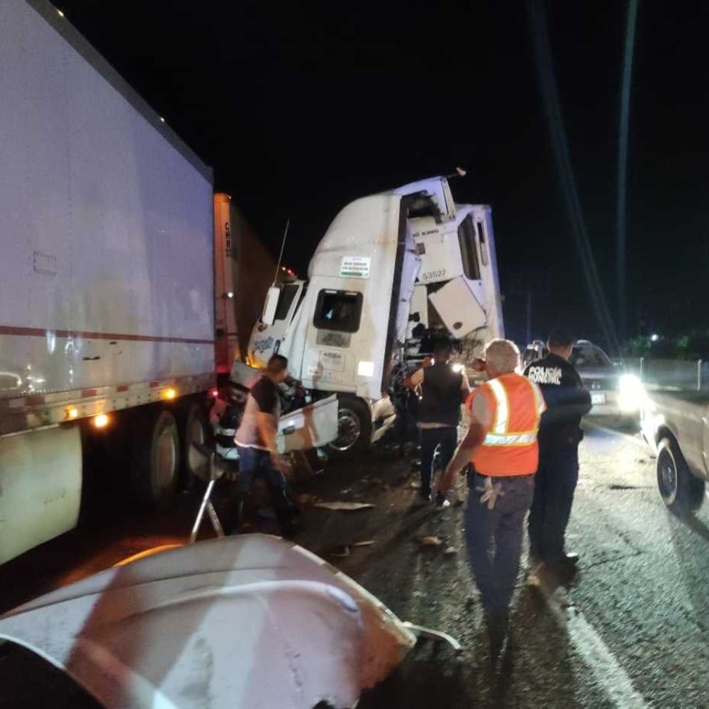 Choque de trailers en Guasave, Sinaloa deja un herido