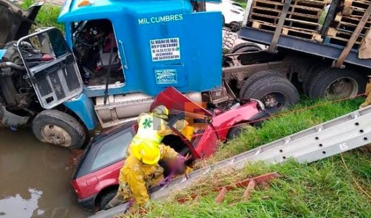 Choque entre tráiler y auto deja 4 heridos en Tarímbaro, Michoacán