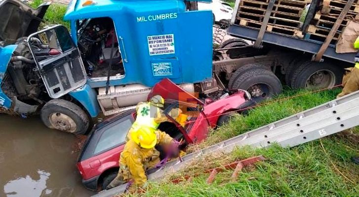 Choque entre tráiler y auto deja 4 heridos en Tarímbaro, Michoacán