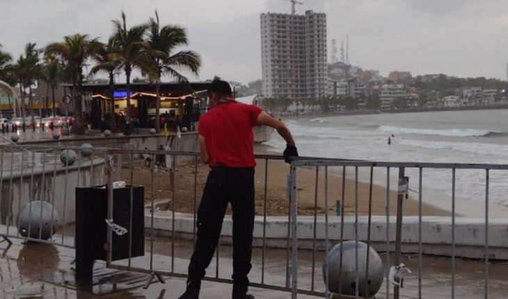 Cierran con vallas accesos a playas de Mazatlán