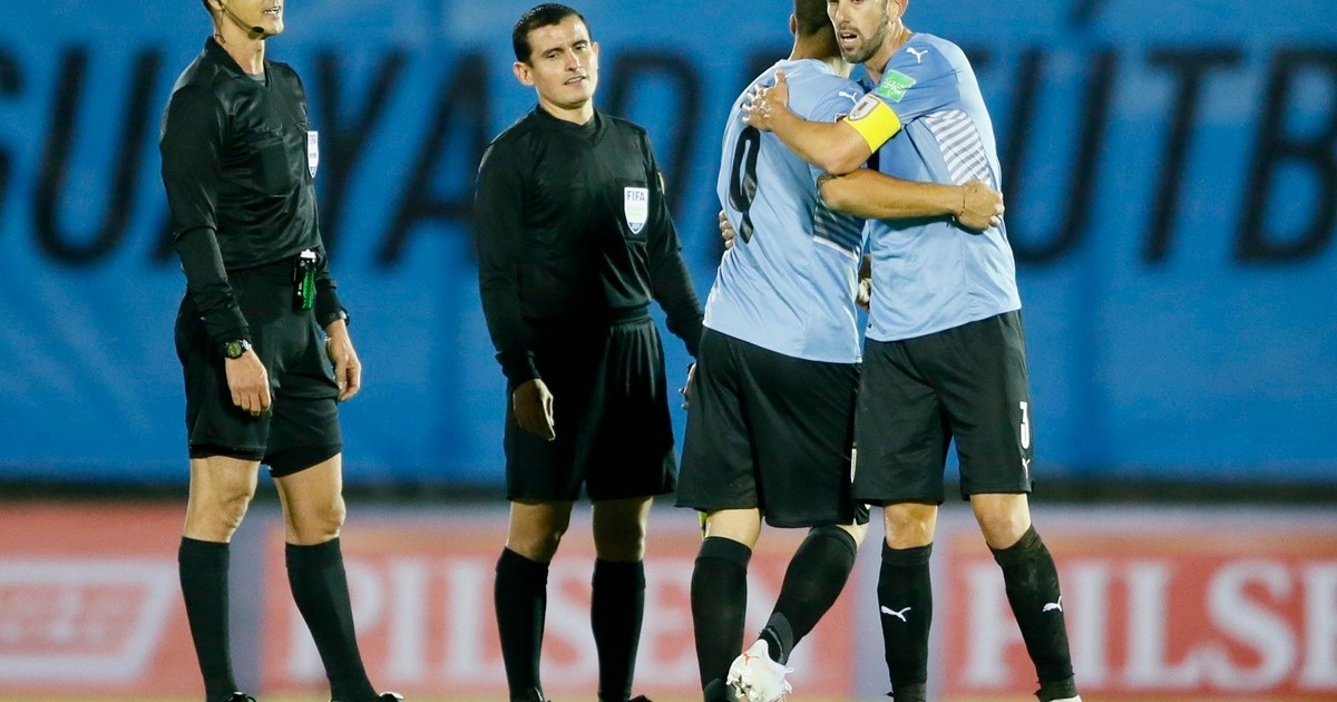 Conmebol suspendió a dos árbitros por "errores graves" en Uruguay vs Paraguay
