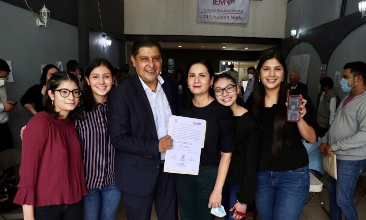 Ignacio Campos recibe Constancia de Mayoría por parte del Instituto Electoral de Michoacán