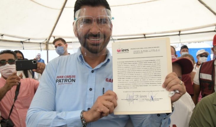 Juan Carlos Patrón recibe constancia de por Distrito 23 de Mazatlán