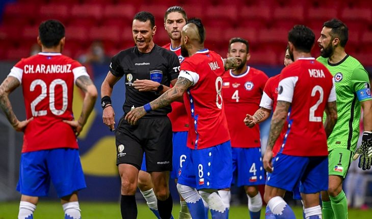 La Federación de Fútbol de Chile pidió la suspensión del árbitro Wilmar Roldán por su desempeño en el partido ante Paraguay