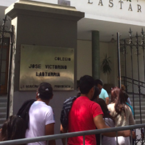 Largas filas de peruanos en Chile para votar en polarizadas elecciones