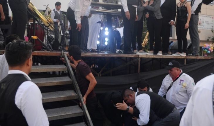 Músico cae del templete en cierre de campaña de Arnulfo Mendoza