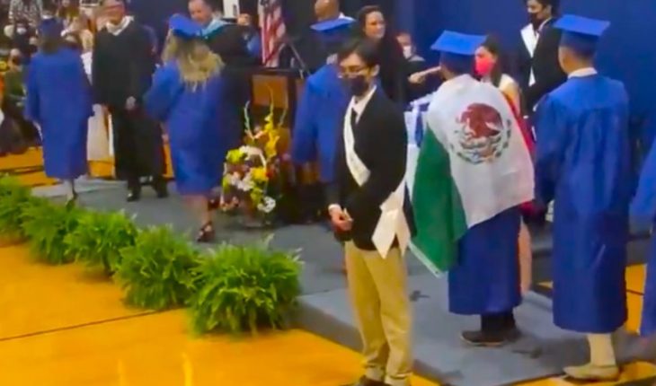 Niegan diploma a alumno por portar bandera de México en EU