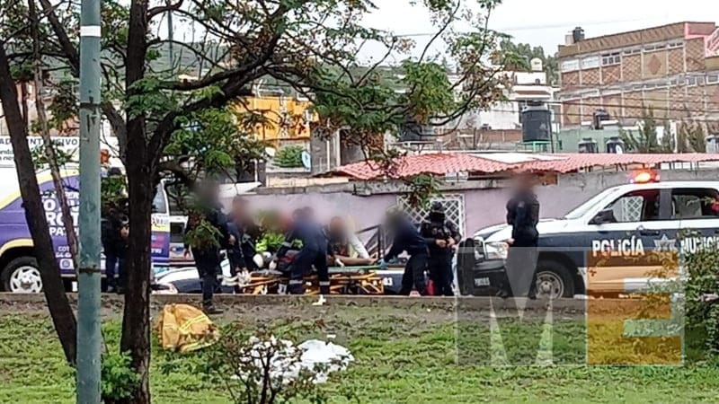Policía de Morelia auxilia a hombre atropellado en el periférico