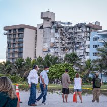 Reportan un chileno desaparecido por derrumbe de un edificio en Miami