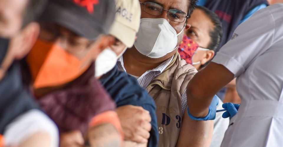 Salud reconoce 228 mil muertes por COVID; aplican 816 vacunas más