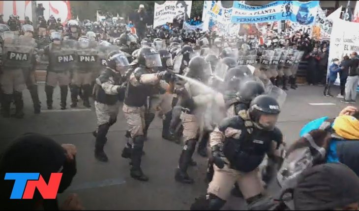 Video: Gases lacrimógenes, golpes y mucha tensión en el Puente Pueyrredón