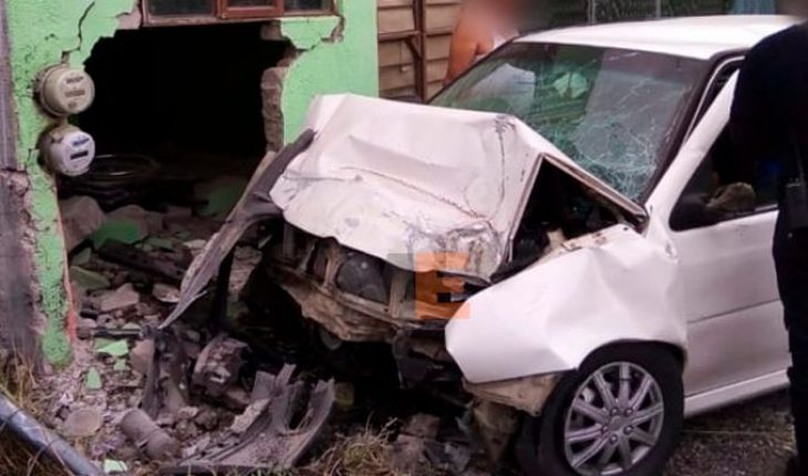 translated from Spanish: Car crashes into house in Tarímbaro; there is one dead and one wounded