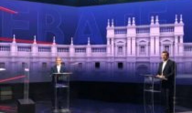 translated from Spanish: Denying the government, without mentioning Piñera and pejoratively endosing Larroulet, the candidates of Chile Vamos had a first debate where no one moved from their script