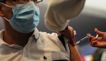 translated from Spanish: Health records 253 more deaths from COVID; 35 million vaccines