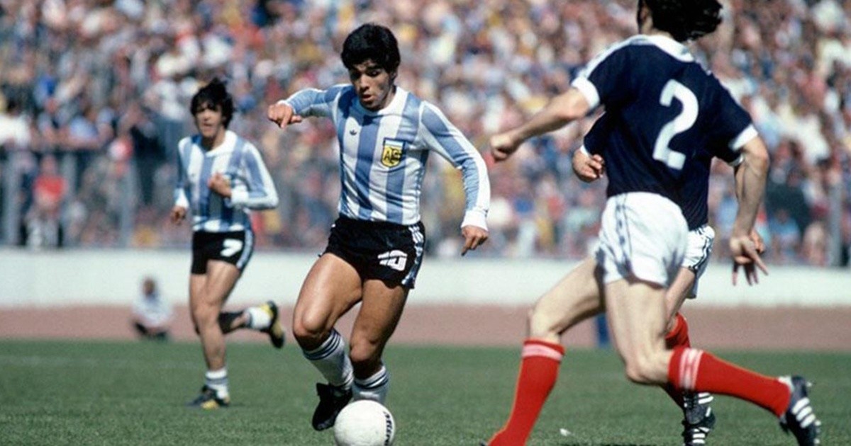 It is the 42 years since Diego Maradona's first goal in the Argentine National Team