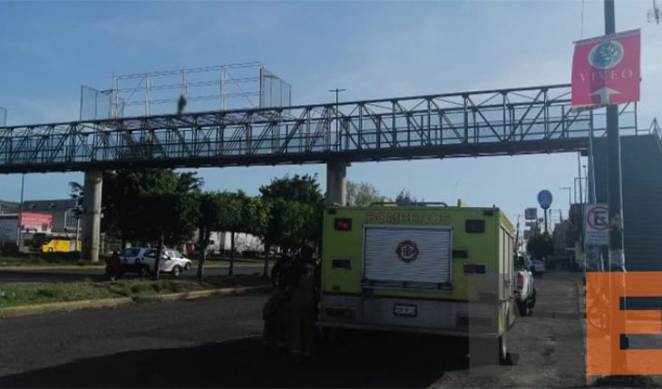 translated from Spanish: Man threatens to jump off pedestrian bridge in Morelia