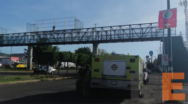 Man threatens to jump off pedestrian bridge in Morelia