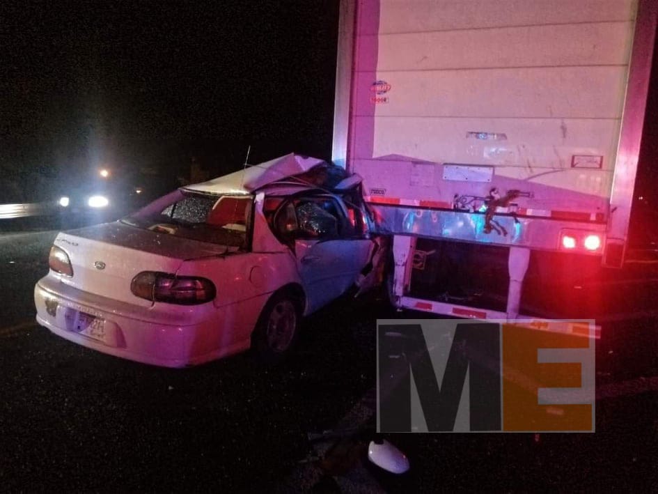 One dead and two injured when car crashes into trailer box in La Piedad
