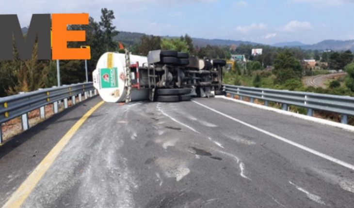 translated from Spanish: Overturns Pemex pipe in the Pátzcuaro-Cuitzeo; there is a wounded