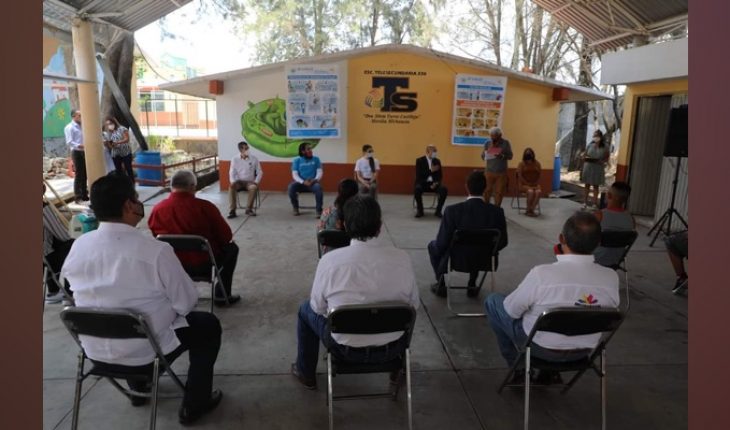 translated from Spanish: Sanitary supplies arrive in 40 schools in Michoacán