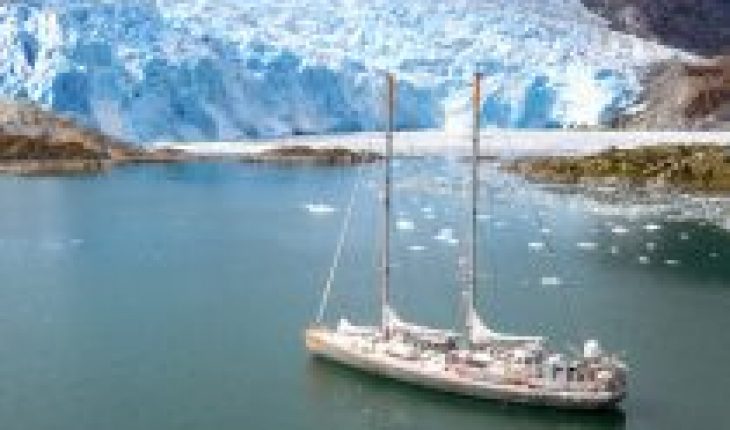 translated from Spanish: Scientific sailboat TARA said goodbye to the Chilean coasts to continue researching on climate change