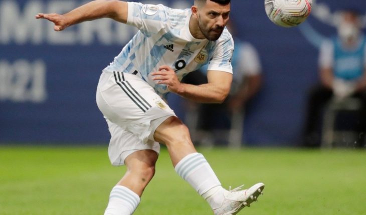 translated from Spanish: Sergio Agüero celebrates 100 matches with the Argentine National Team