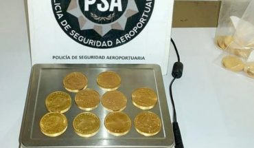 translated from Spanish: They confiscate more than 100 gold coins; were transported by a flight passenger in Argentina