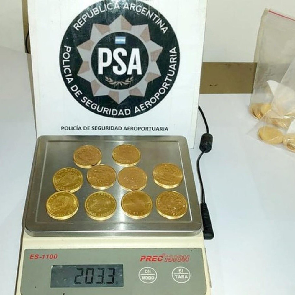 They confiscate more than 100 gold coins; were transported by a flight passenger in Argentina