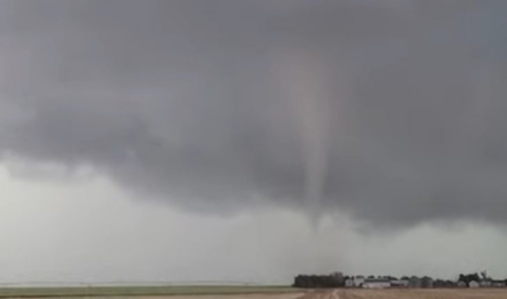 translated from Spanish: Tornado causes damage and one injury in Kansas, United States