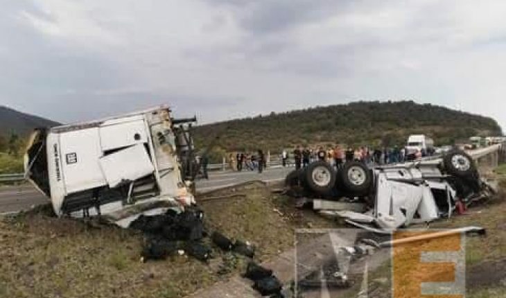 translated from Spanish: Trailer rams a car on the Western Highway; there are two wounded