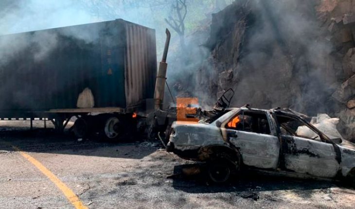 translated from Spanish: Two trailers and a taxi burn in accident on the Marquis Bridge