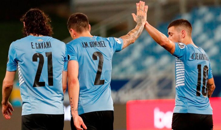 translated from Spanish: Uruguay defeated Bolivia 2-0 and entered the quarterfinals of the Copa America