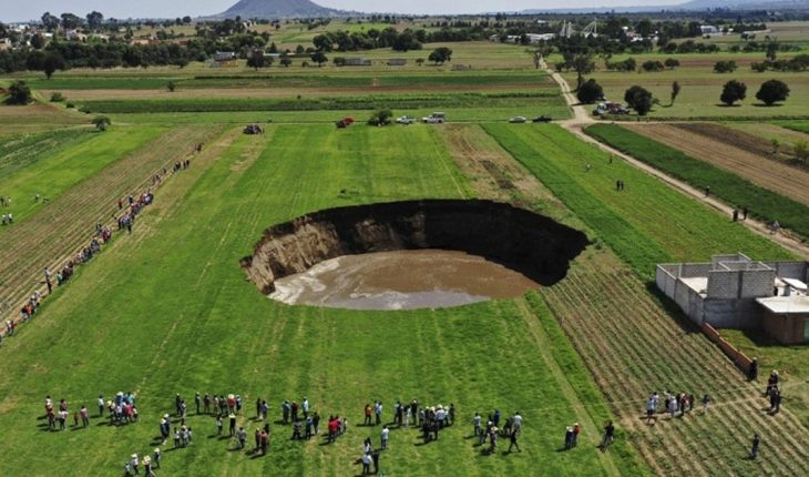 translated from Spanish: Video: a gigantic socavón in the middle of a field baffles all of Mexico