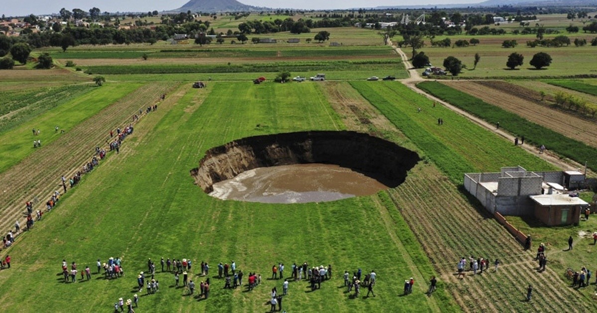 Video: a gigantic socavón in the middle of a field baffles all of Mexico