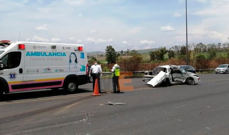 translated from Spanish: Woman killed and 4 injured, the balance of the collision between 3 vehicles on the road Morelia-Fairgrounds