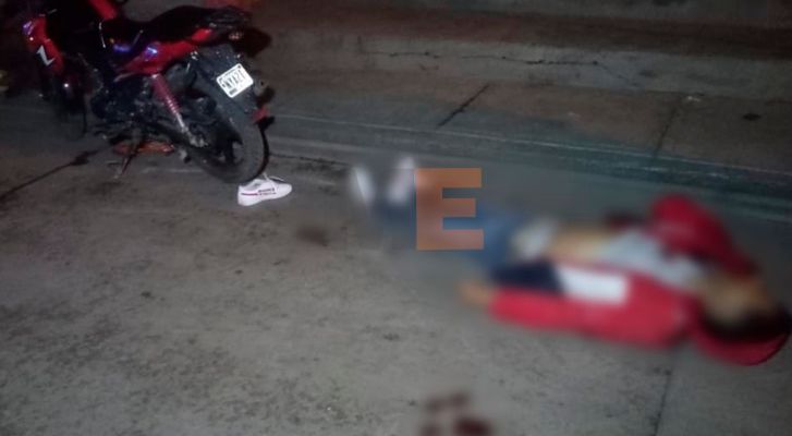 Balean a matrimonio cuando viajaban en una motocicleta; el hombre muere en Jacona, Michoacán