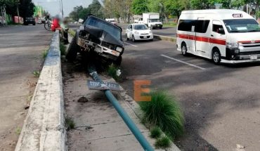Camioneta choca contra luminaria en el periférico de Morelia, Michoacán