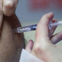 Cerca de medio millón de vacunas Pfizer-BioNTech llegaron durante esta mañana al país