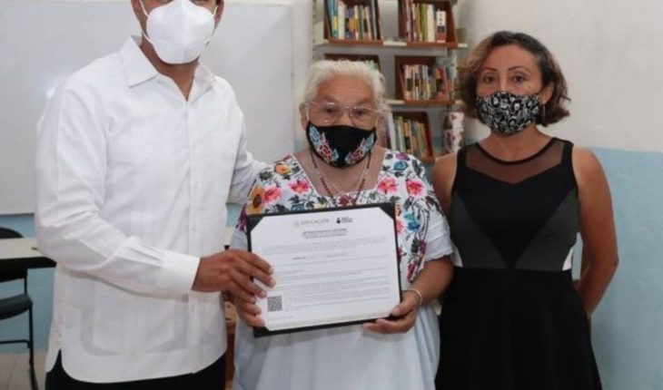 Concluye estudios de primaria a sus 70 años mujer en Yucatán
