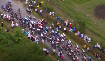 Detienen a espectadora cuya pancarta generó caída en el Tour de Francia