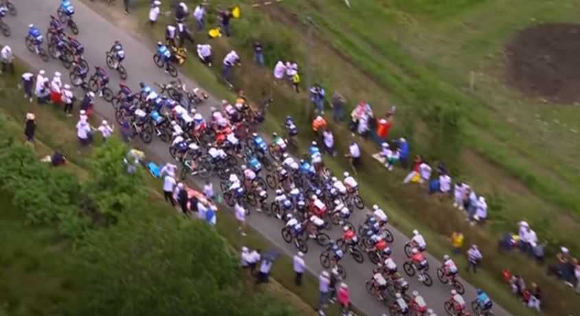 Detienen a espectadora cuya pancarta generó caída en el Tour de Francia