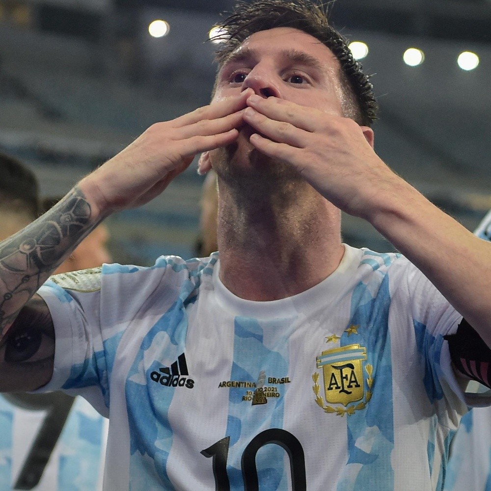Lionel Messi disfruta el título con dedicatoria al Diego