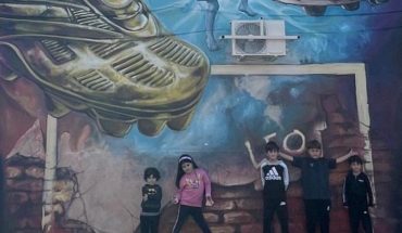 Los hijos de Messi conocieron el mural en su barrio natal de Rosario